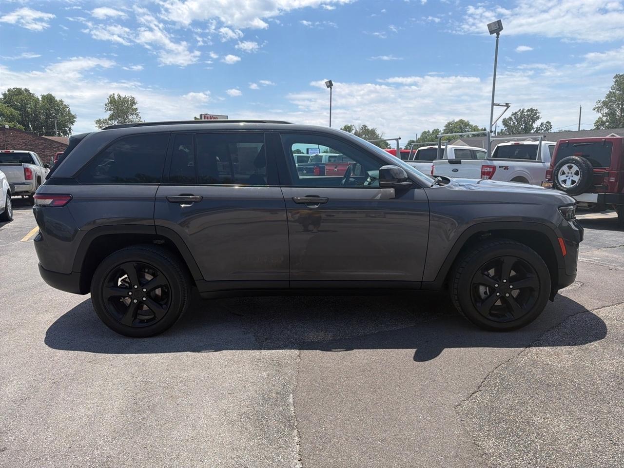 Jeep Grand Cherokee Laredo 4WD 2023