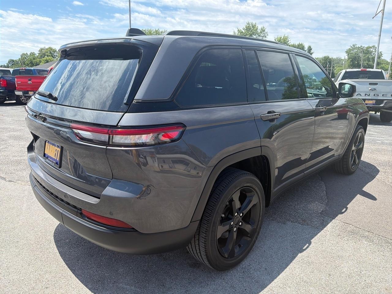 Jeep Grand Cherokee Laredo 4WD 2023