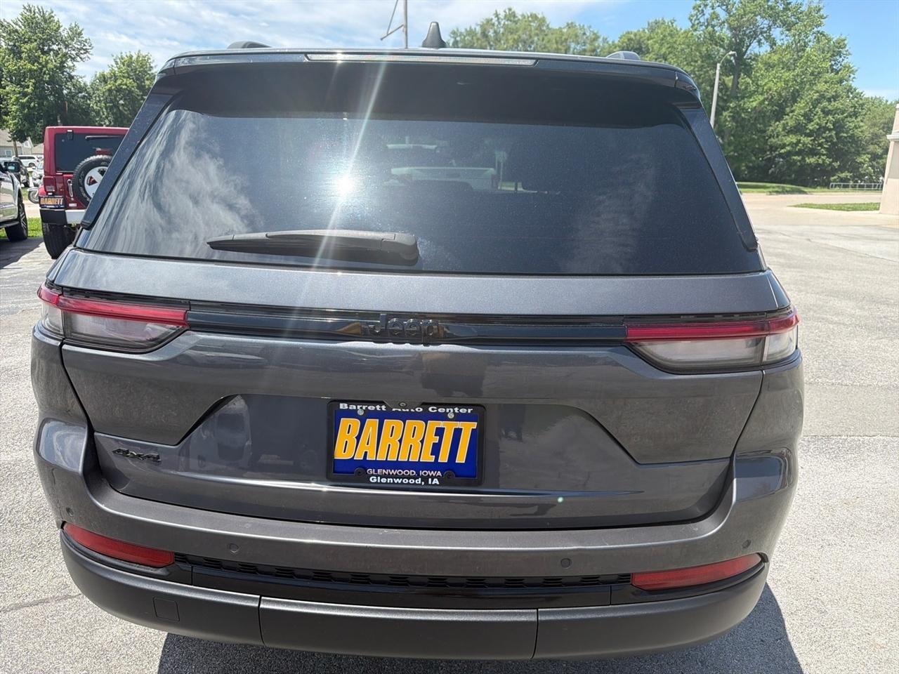 Jeep Grand Cherokee Laredo 4WD 2023