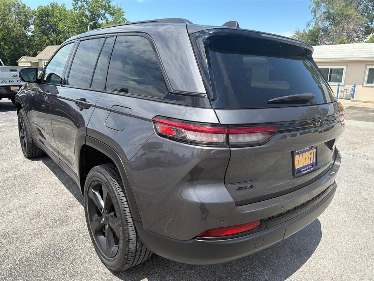 Jeep Grand Cherokee Laredo 4WD 2023