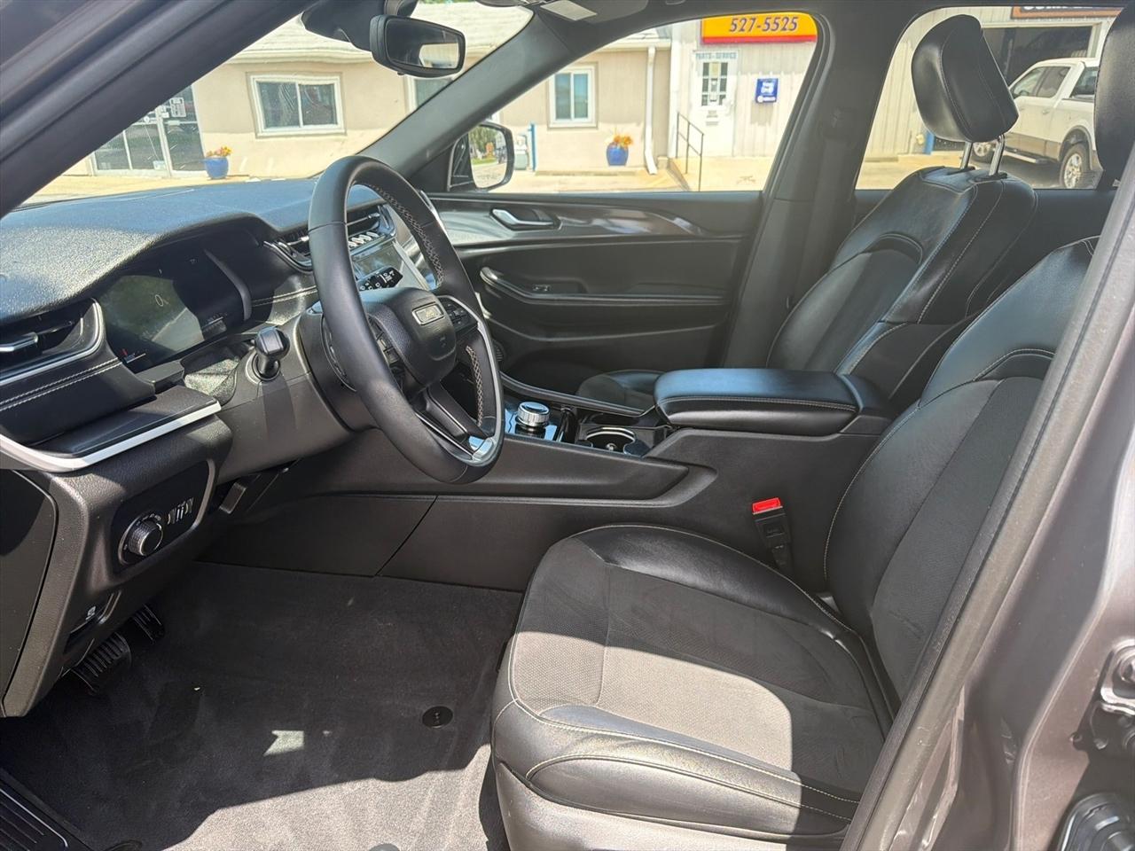 Jeep Grand Cherokee Laredo 4WD 2023