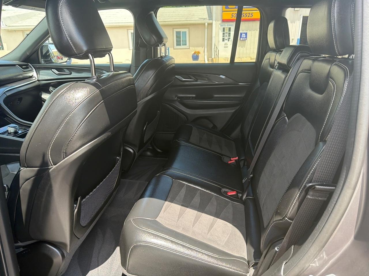 Jeep Grand Cherokee Laredo 4WD 2023