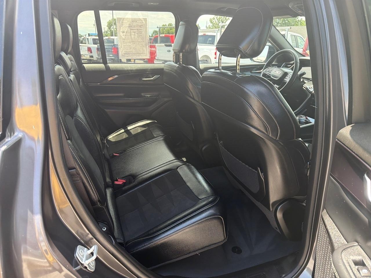 Jeep Grand Cherokee Laredo 4WD 2023