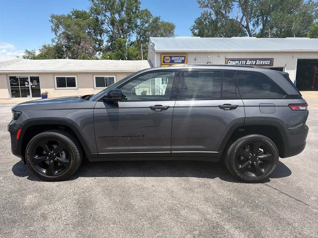 Jeep Grand Cherokee Laredo 4WD 2023