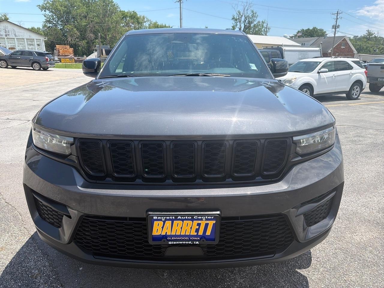 Jeep Grand Cherokee Laredo 4WD 2023