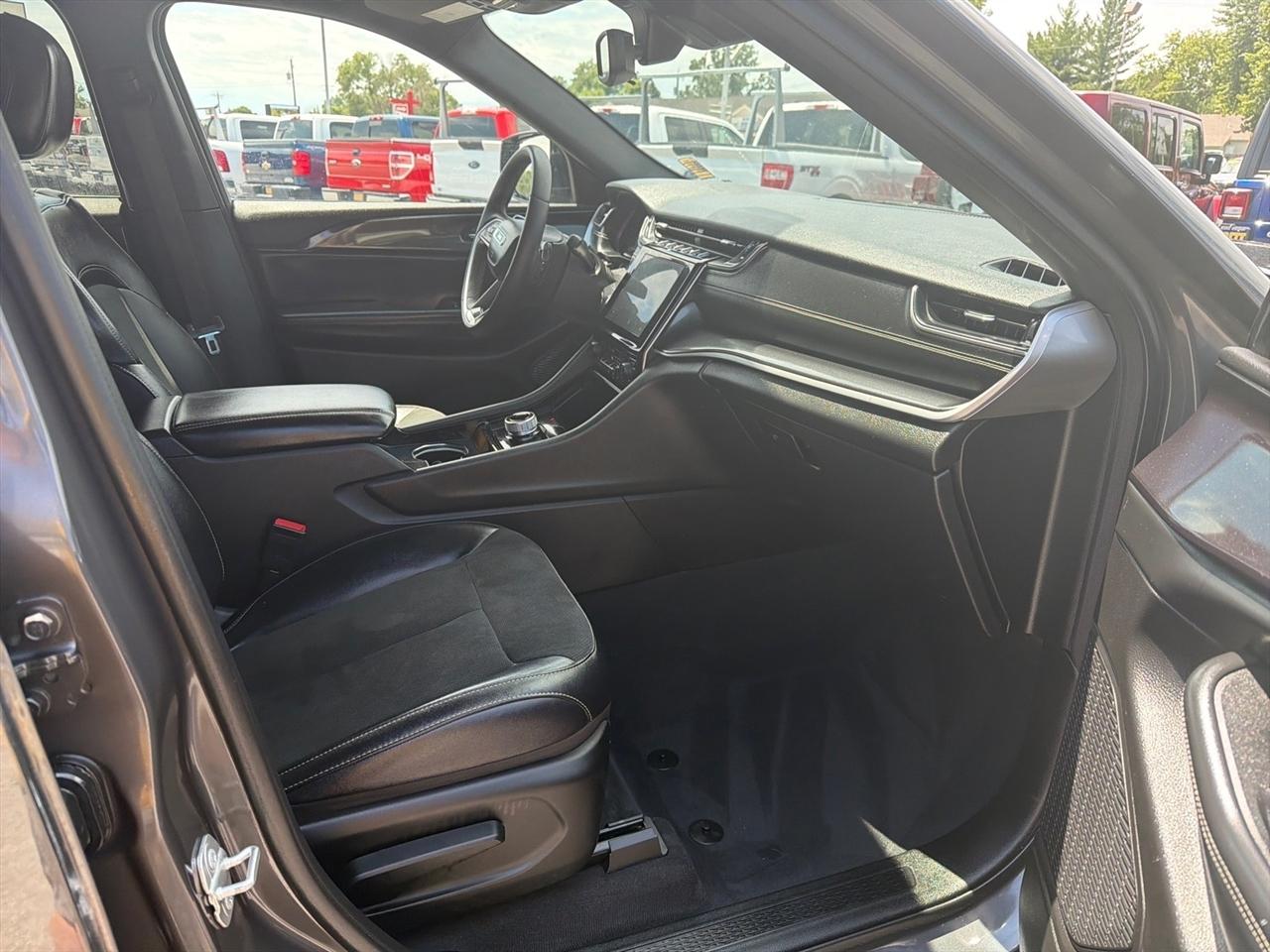 Jeep Grand Cherokee Laredo 4WD 2023