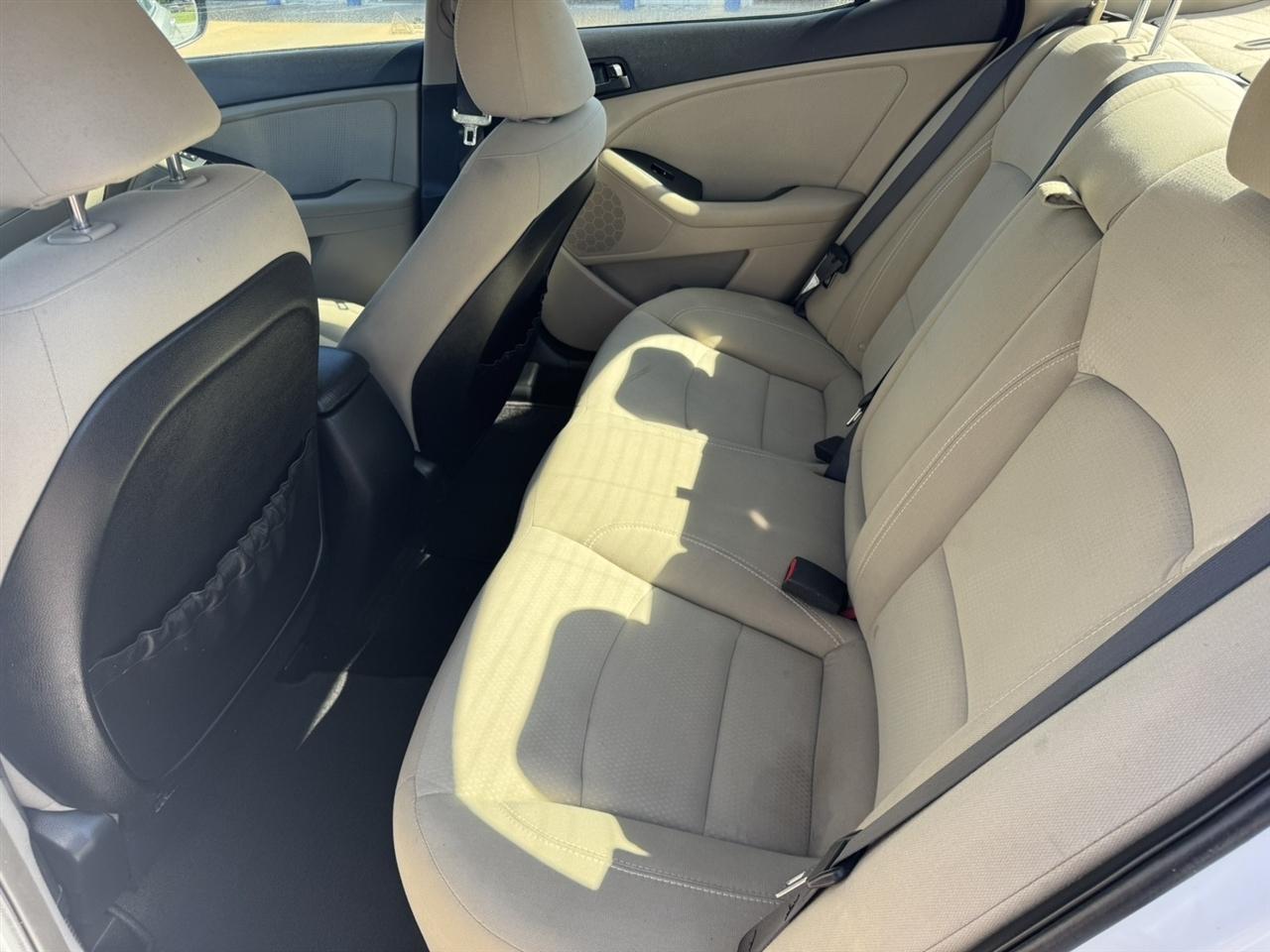 Kia Optima LX MT 2012