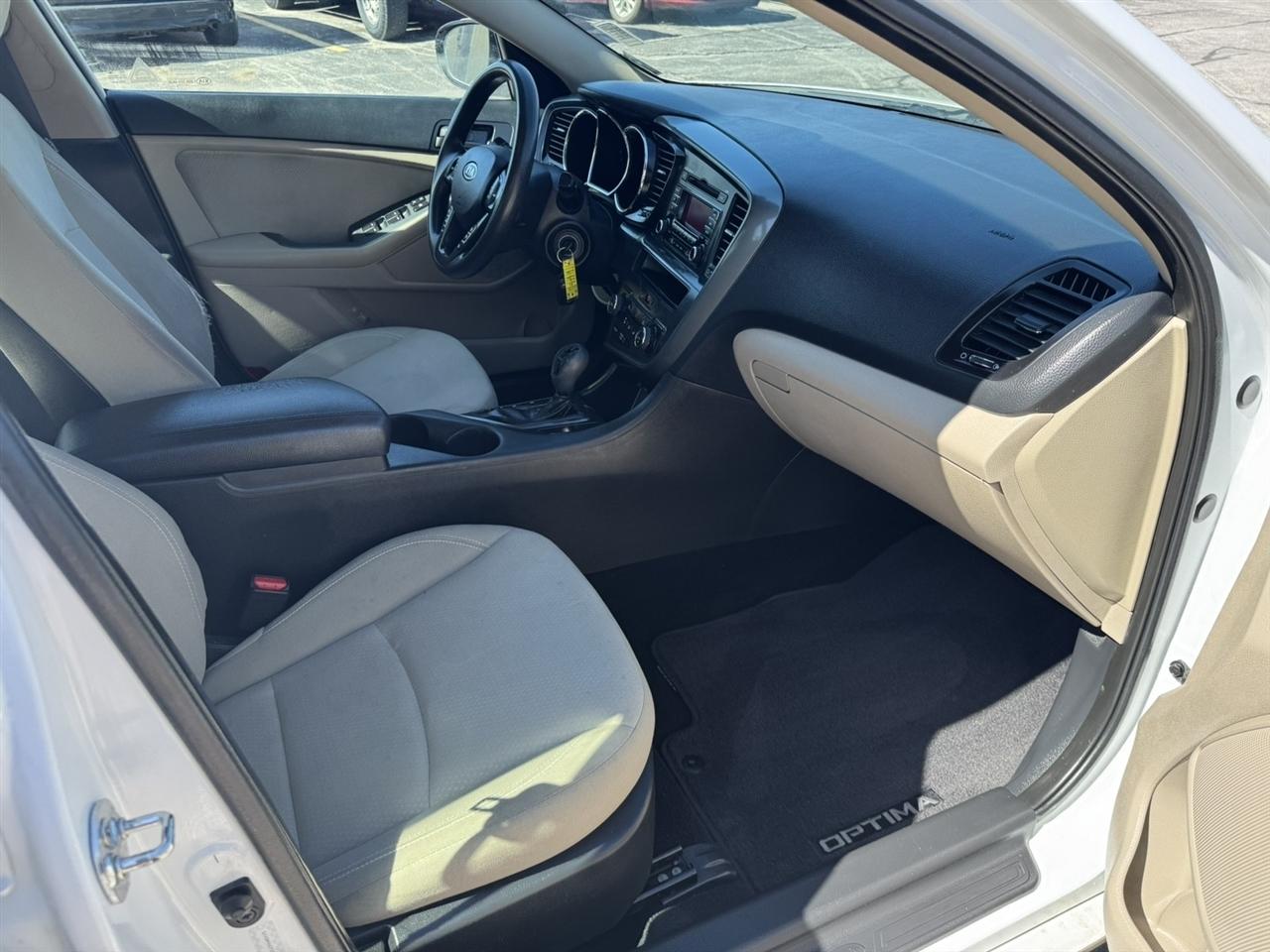 Kia Optima LX MT 2012