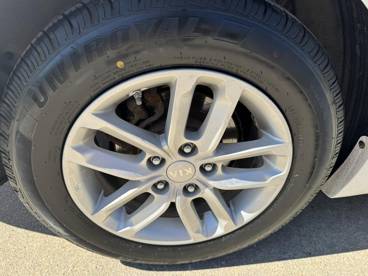 Kia Optima LX MT 2012