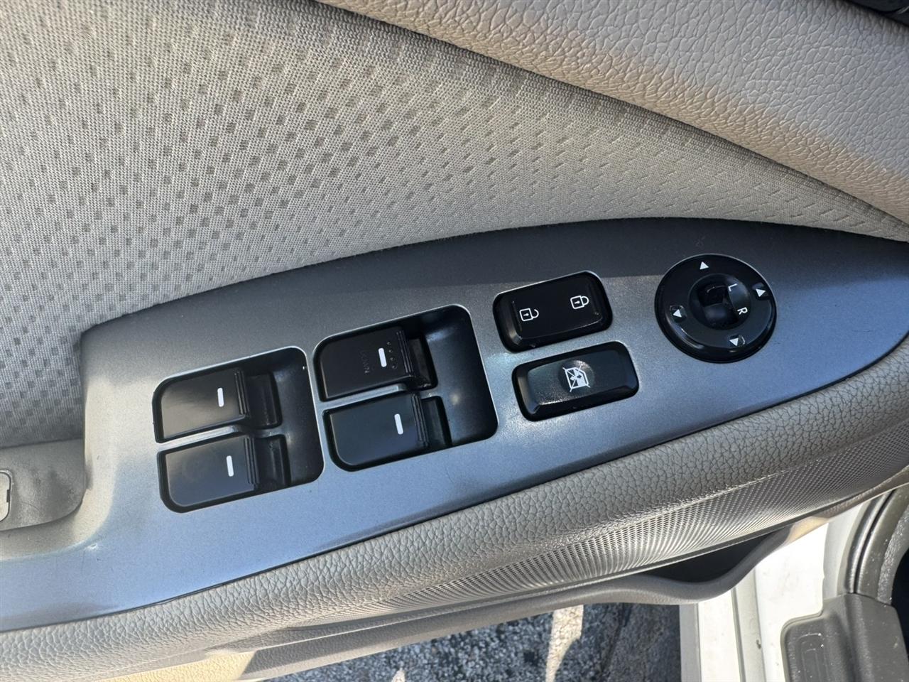 Kia Optima LX MT 2012