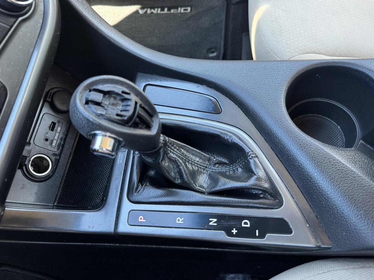 Kia Optima LX MT 2012