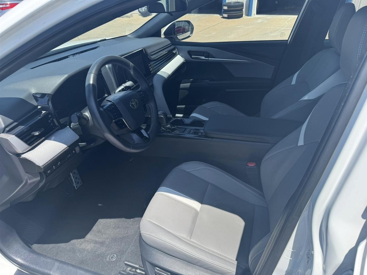 Toyota Camry Hybrid SE AWD 2025