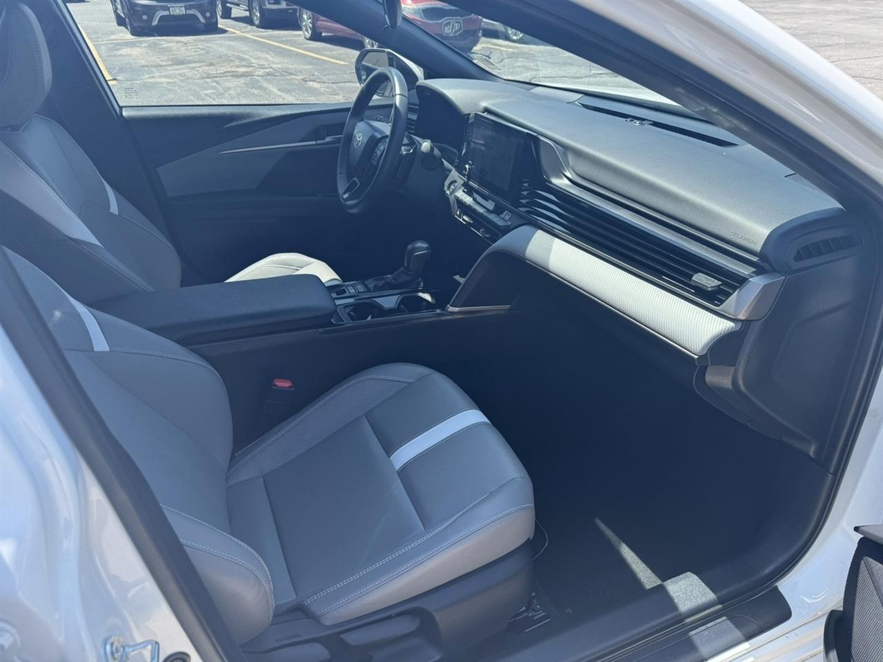Toyota Camry Hybrid SE AWD 2025