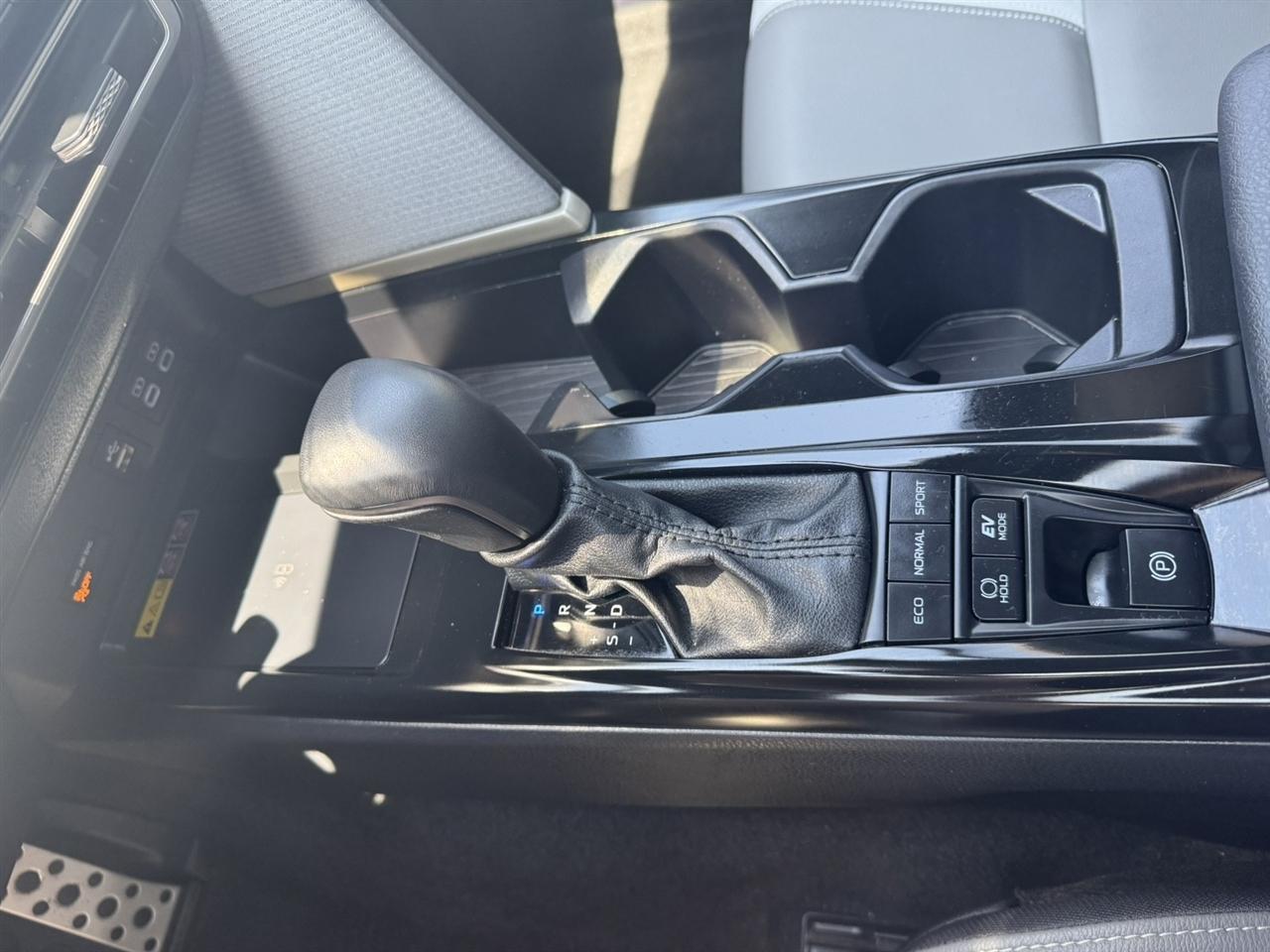 Toyota Camry Hybrid SE AWD 2025