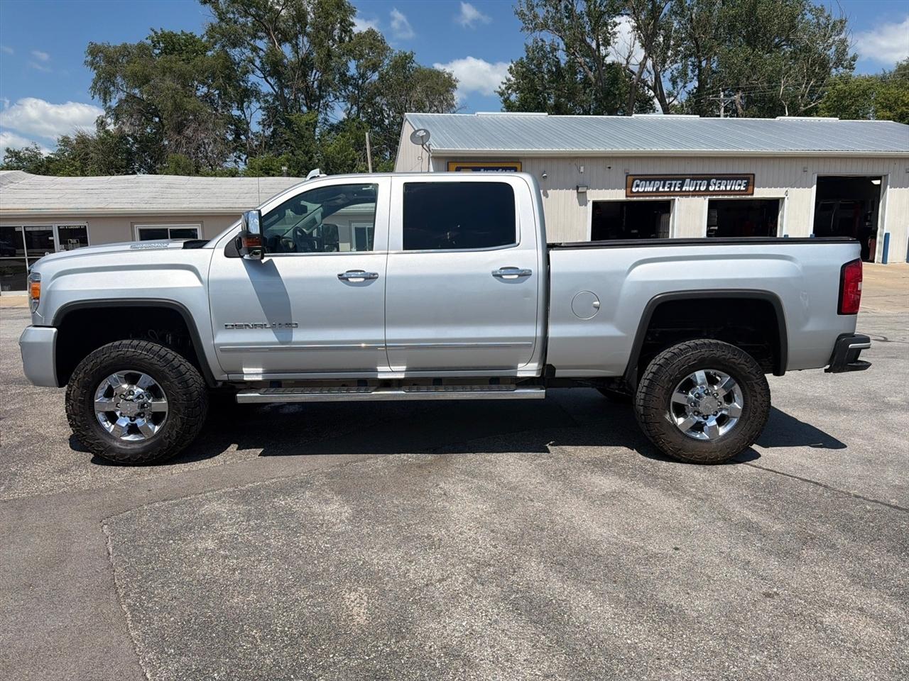 GMC Sierra 2500HD Denali Crew Cab 4WD 2019