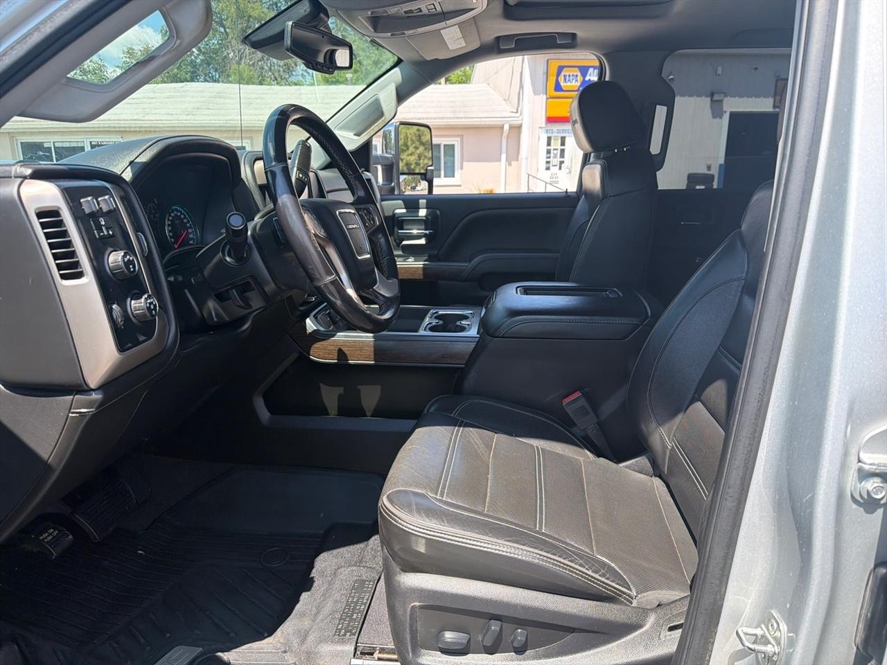 GMC Sierra 2500HD Denali Crew Cab 4WD 2019