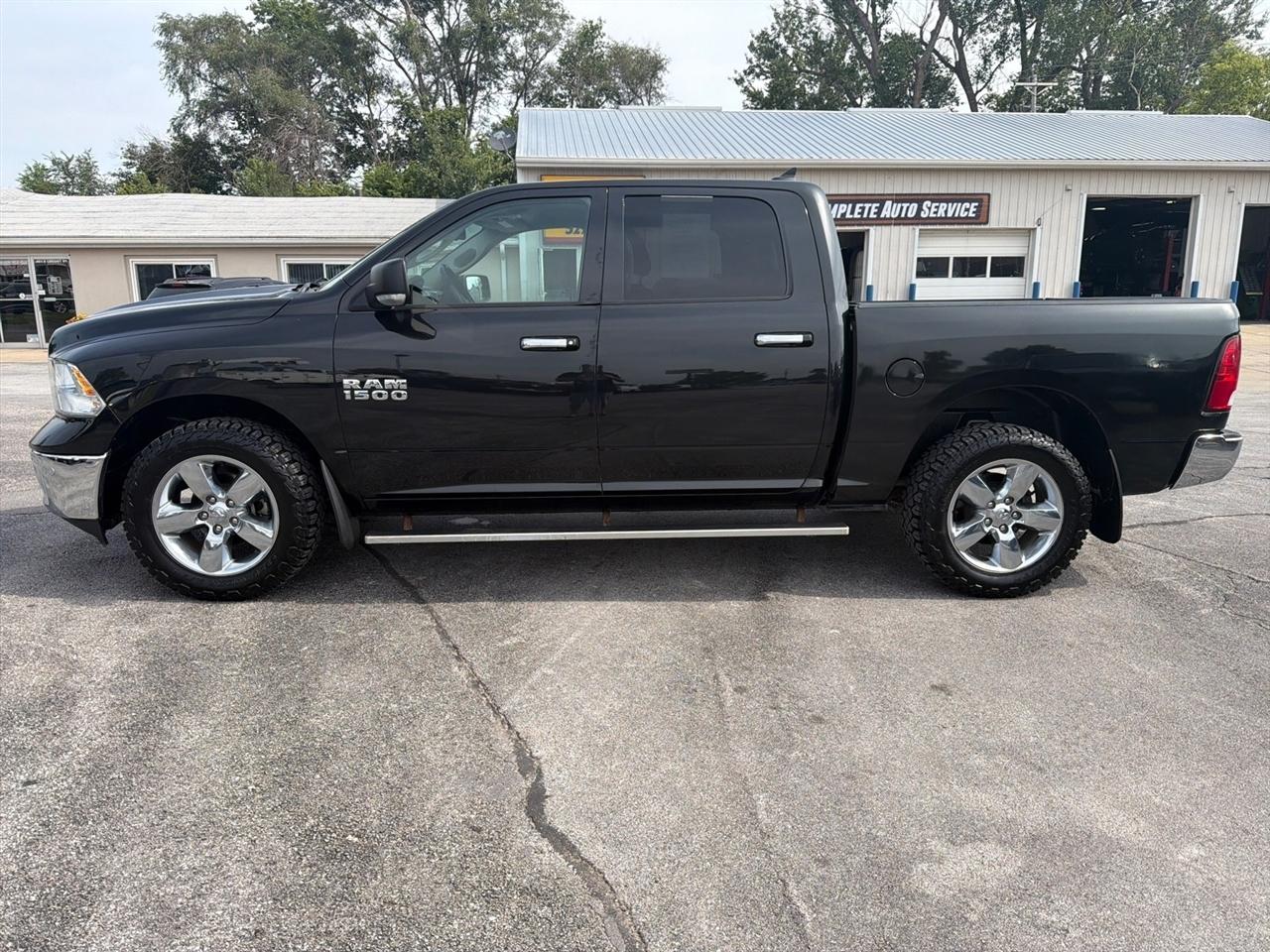 RAM 1500 SLT Crew Cab SWB 4WD 2017