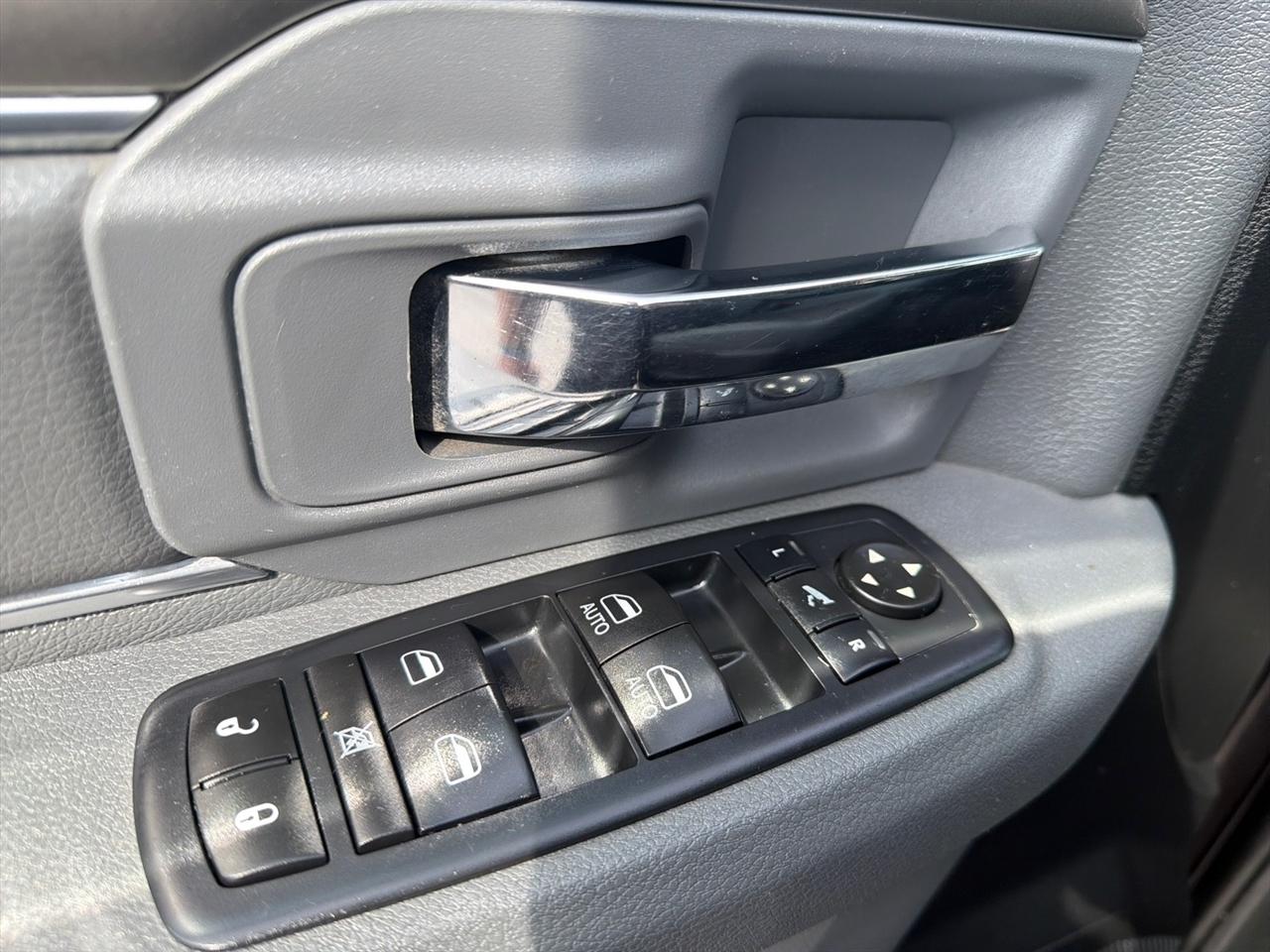 RAM 1500 SLT Crew Cab SWB 4WD 2017
