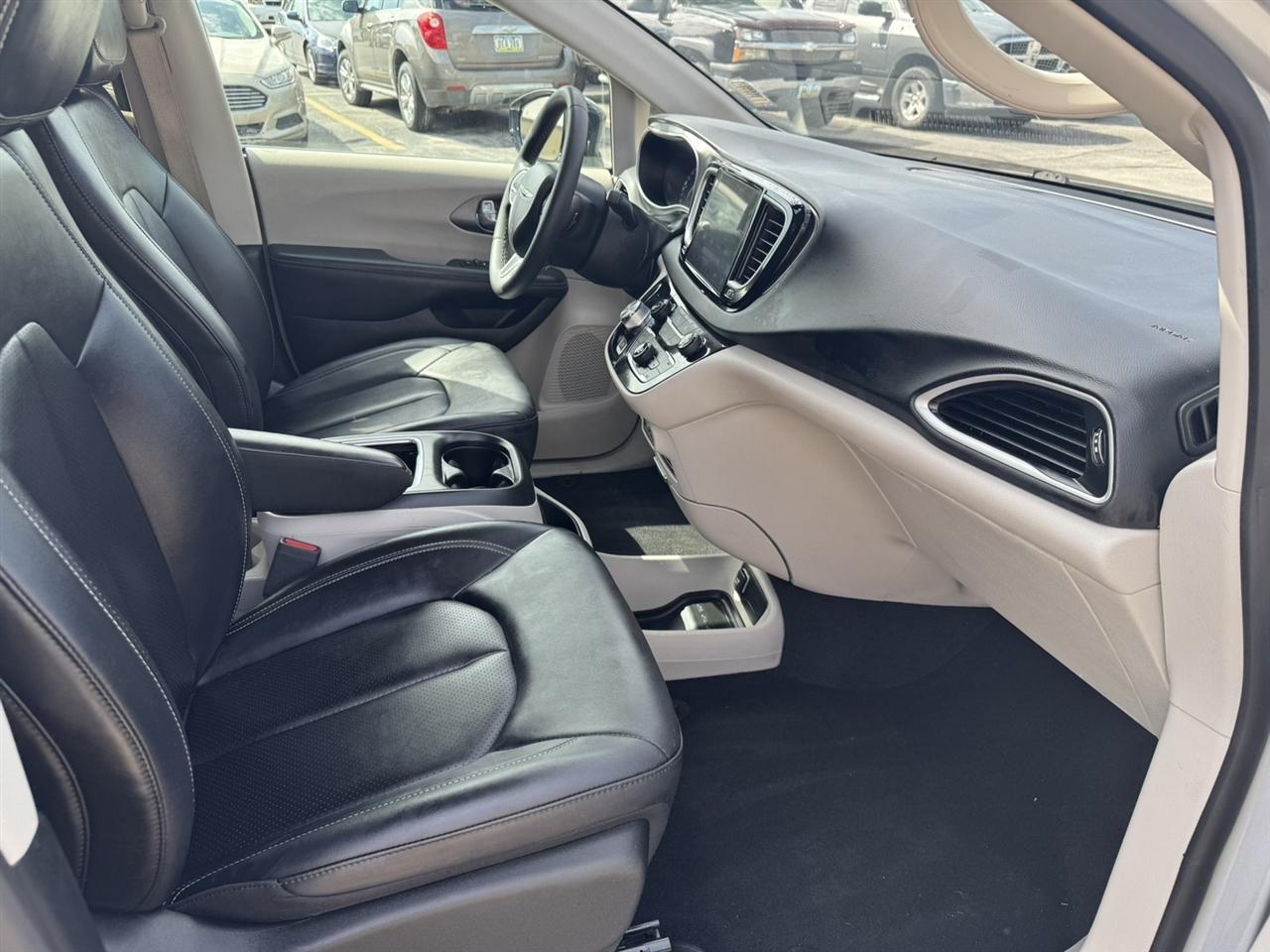 Chrysler Pacifica Touring L 2024