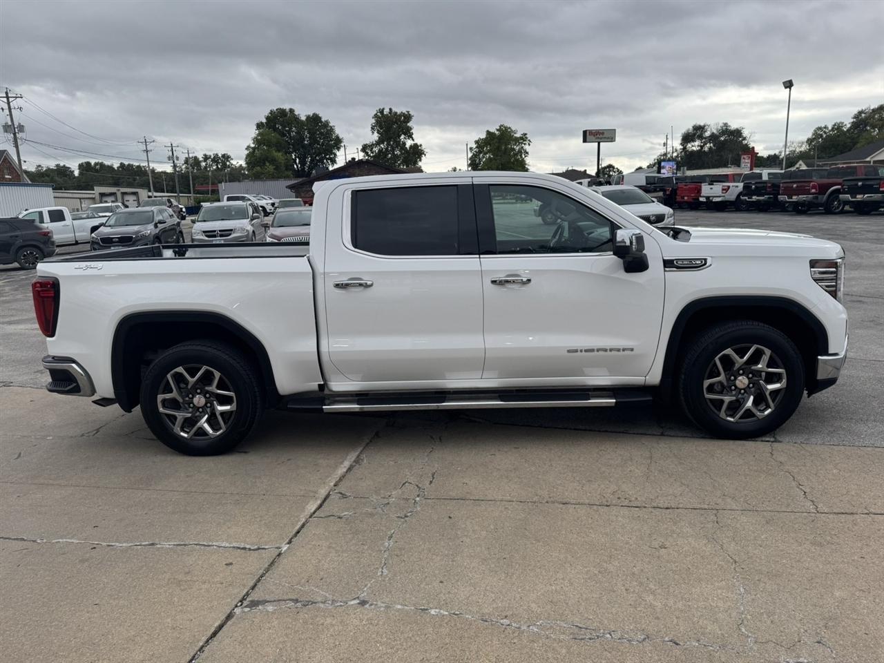 GMC Sierra 1500 SLT Crew Cab 4WD 2024
