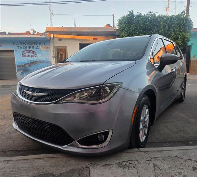 Chrysler Pacifica photo 2