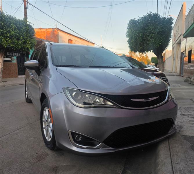 Chrysler Pacifica photo 3