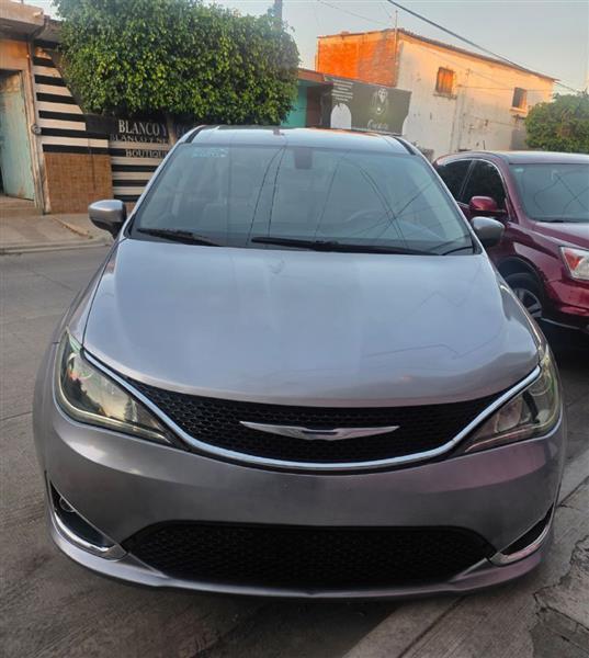Chrysler Pacifica photo 4