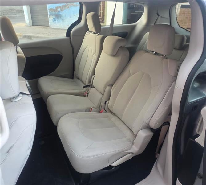 Chrysler Pacifica photo 6