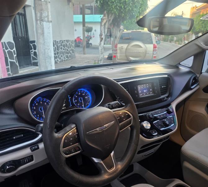 Chrysler Pacifica photo 7