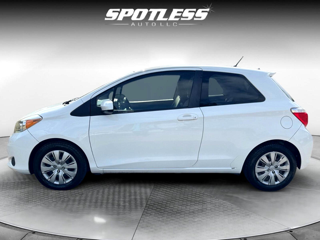 2012 Toyota Yaris LE photo 2