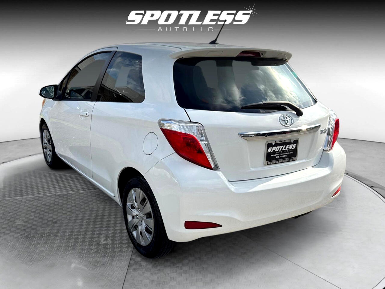 2012 Toyota Yaris LE photo 3