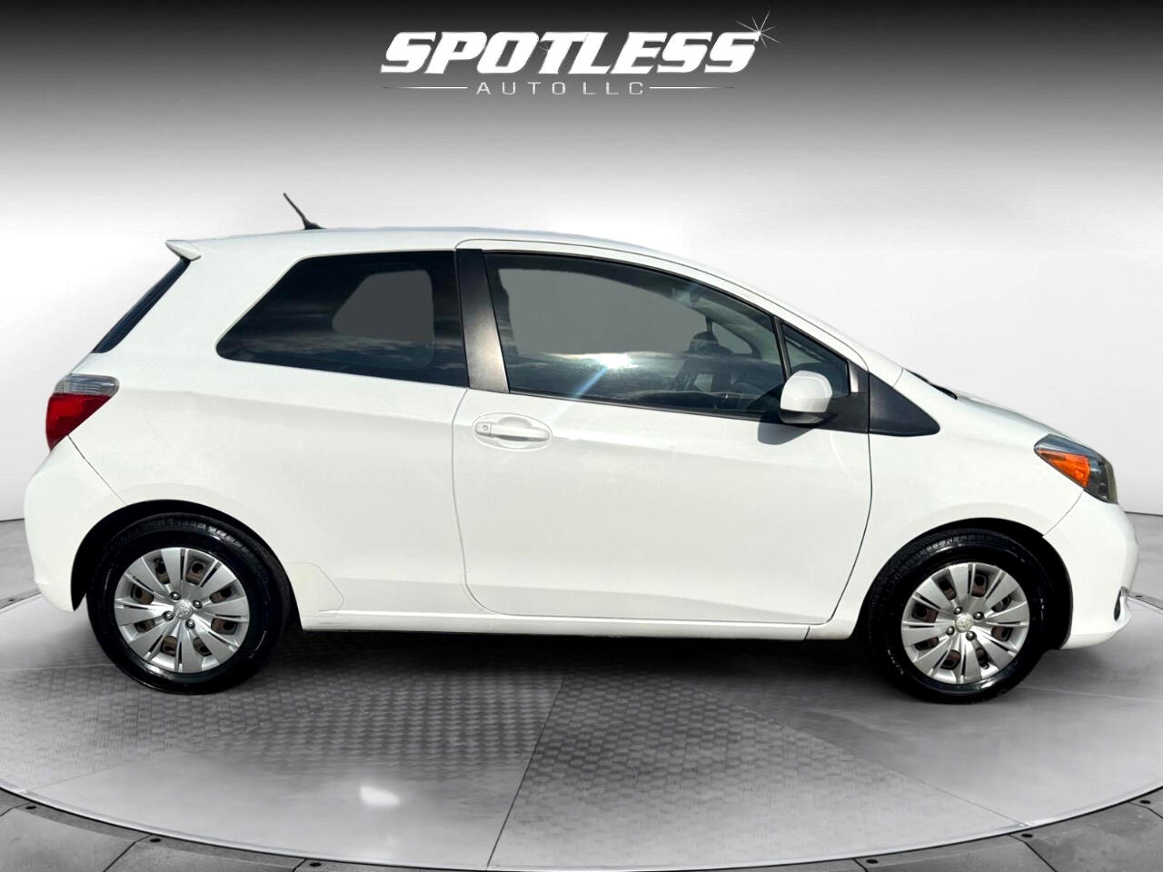 2012 Toyota Yaris LE photo 7