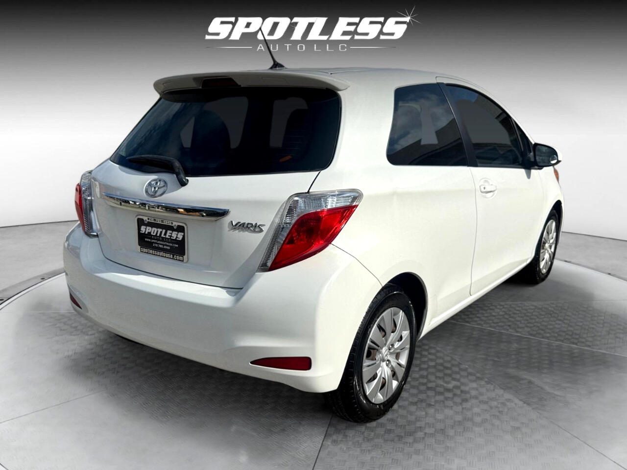 2012 Toyota Yaris LE photo 8