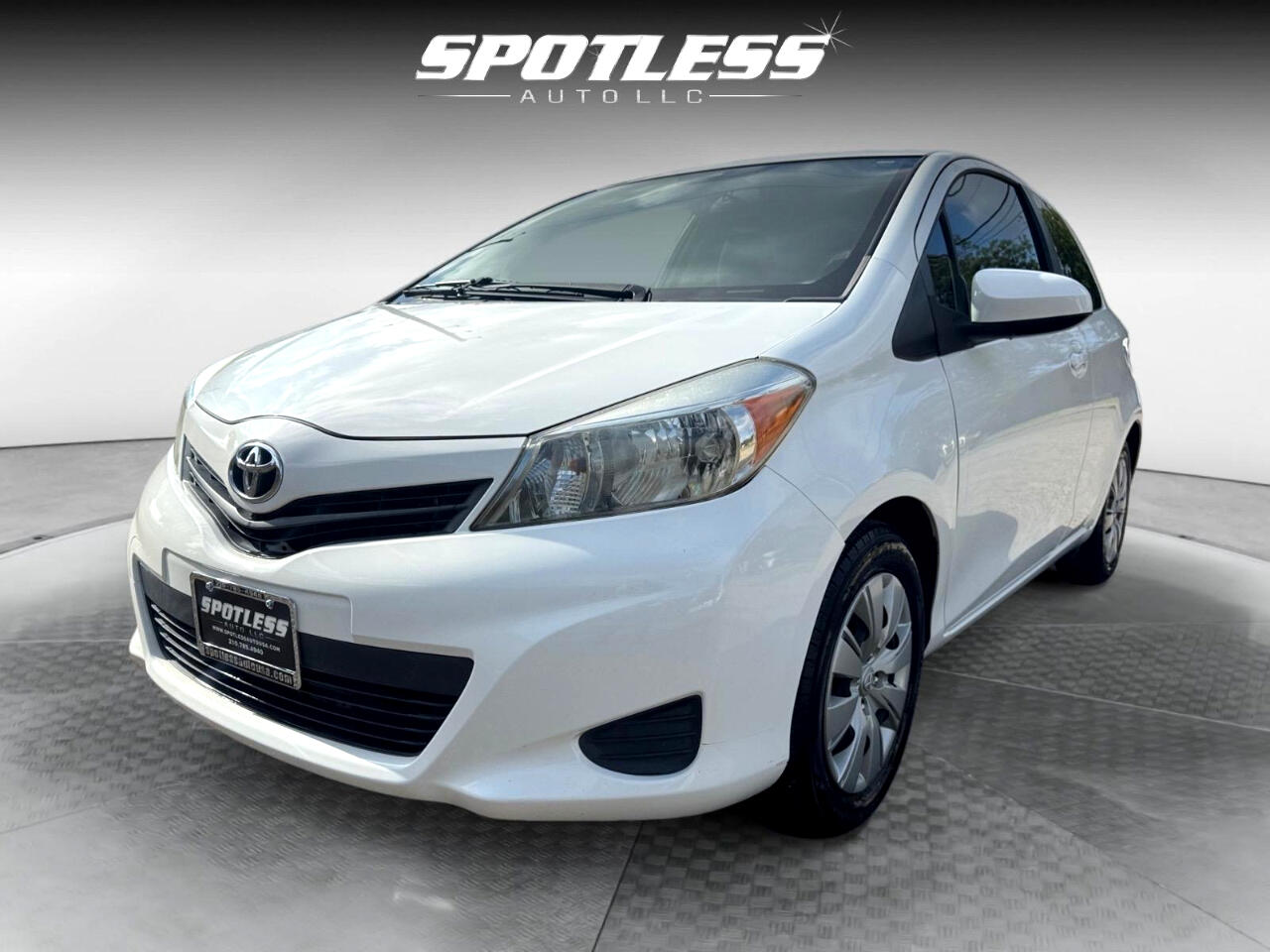 2012 Toyota Yaris LE photo 9