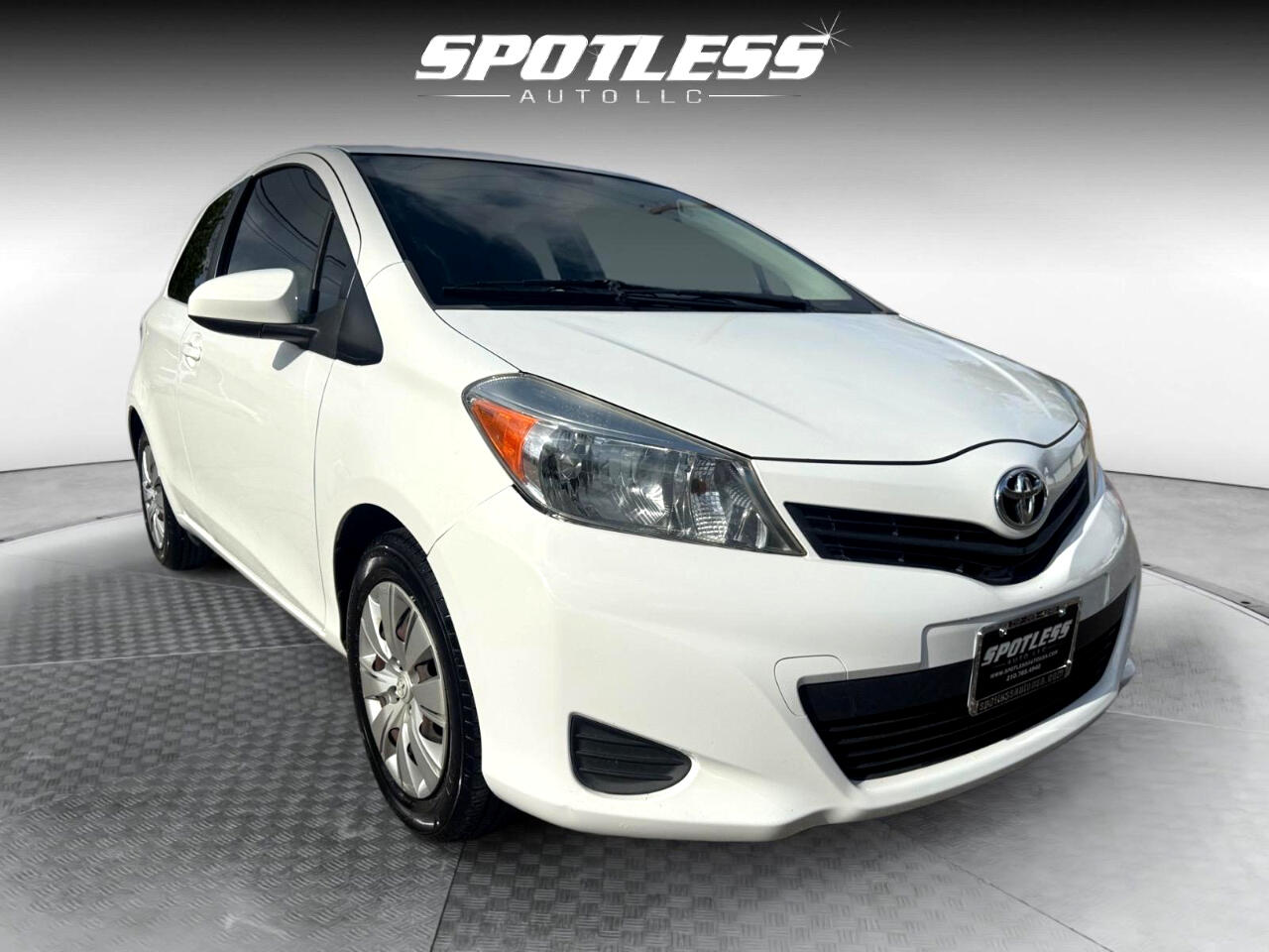 2012 Toyota Yaris LE photo 10