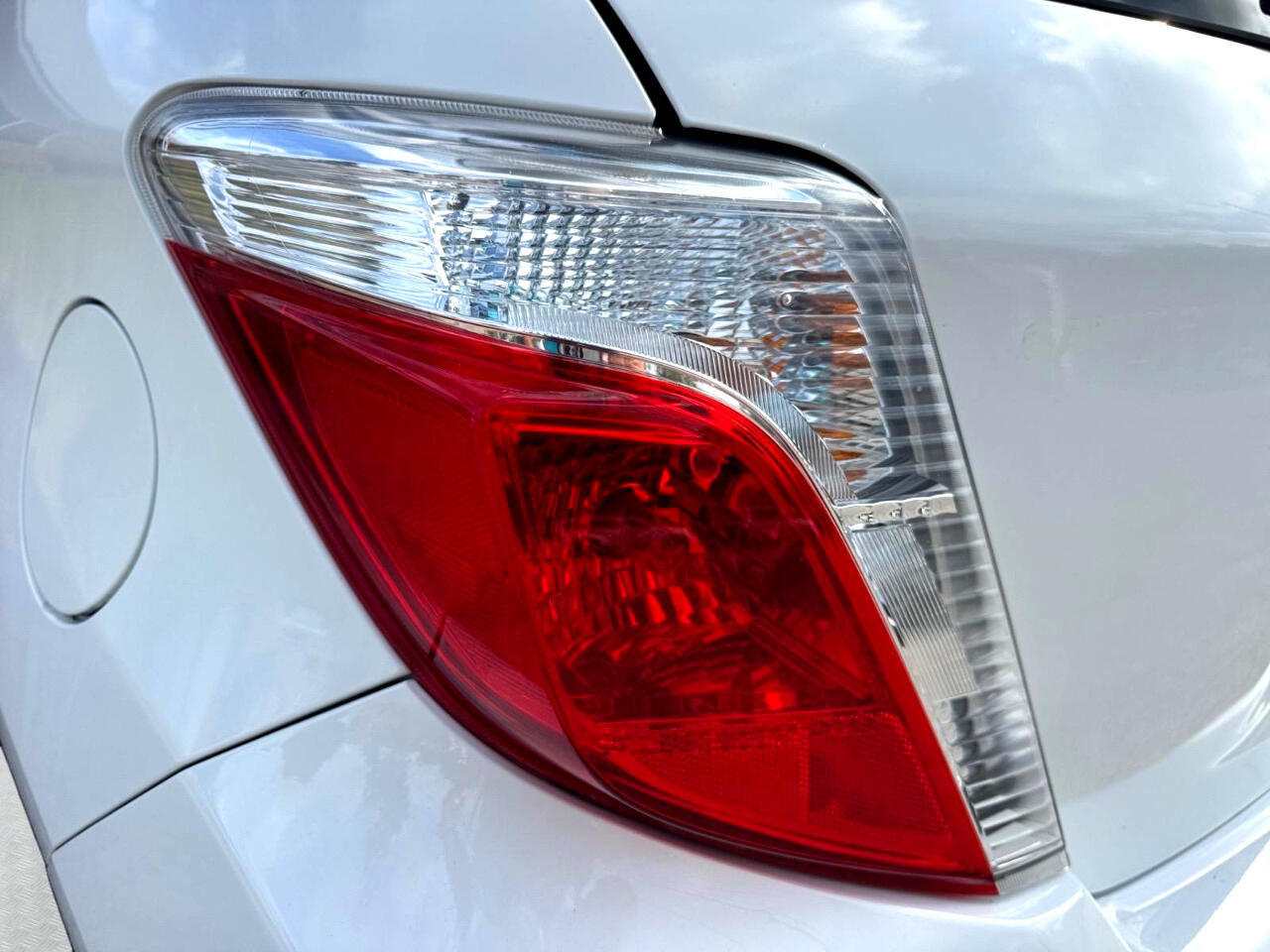 2012 Toyota Yaris LE photo 11