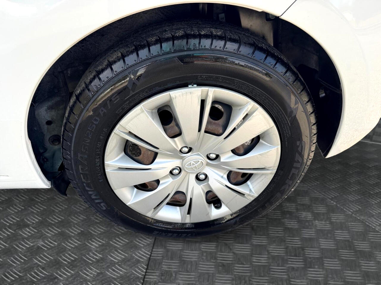 2012 Toyota Yaris LE photo 12