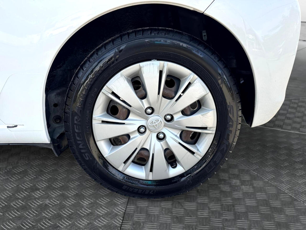 2012 Toyota Yaris LE photo 13