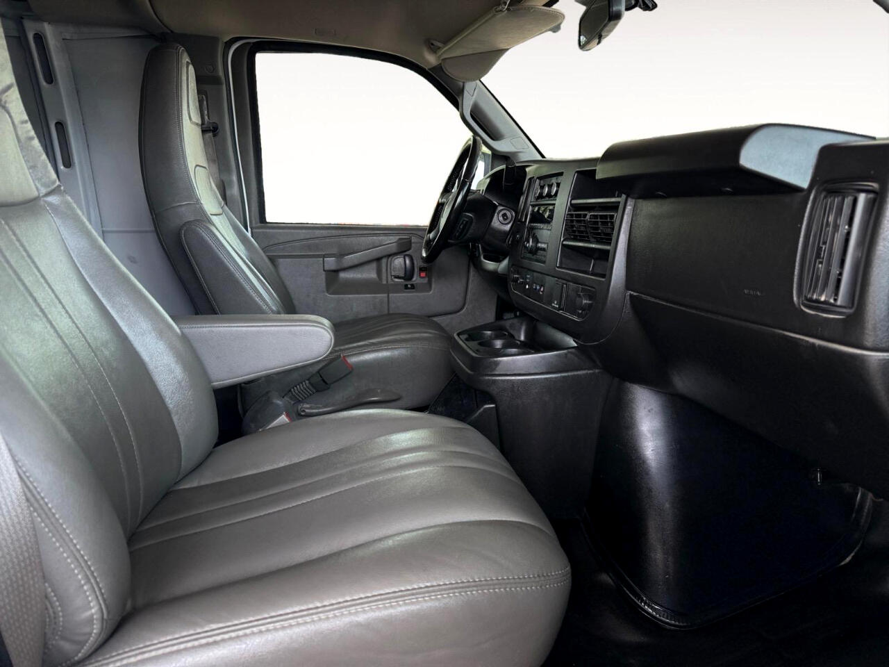 2023 Gmc Savana Cargo photo 17