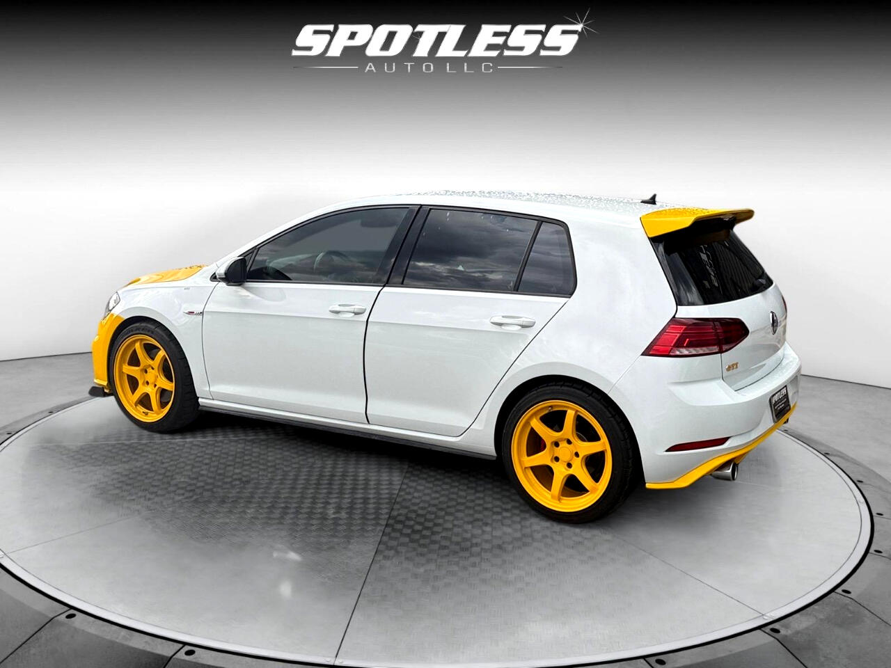 2018 Volkswagen Golf GTI SE photo 2