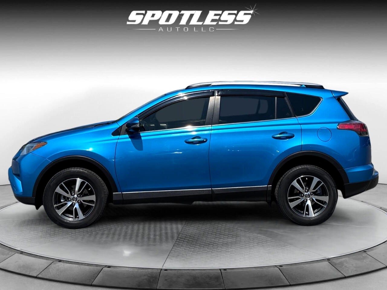 2018 Toyota RAV4 XLE photo 2