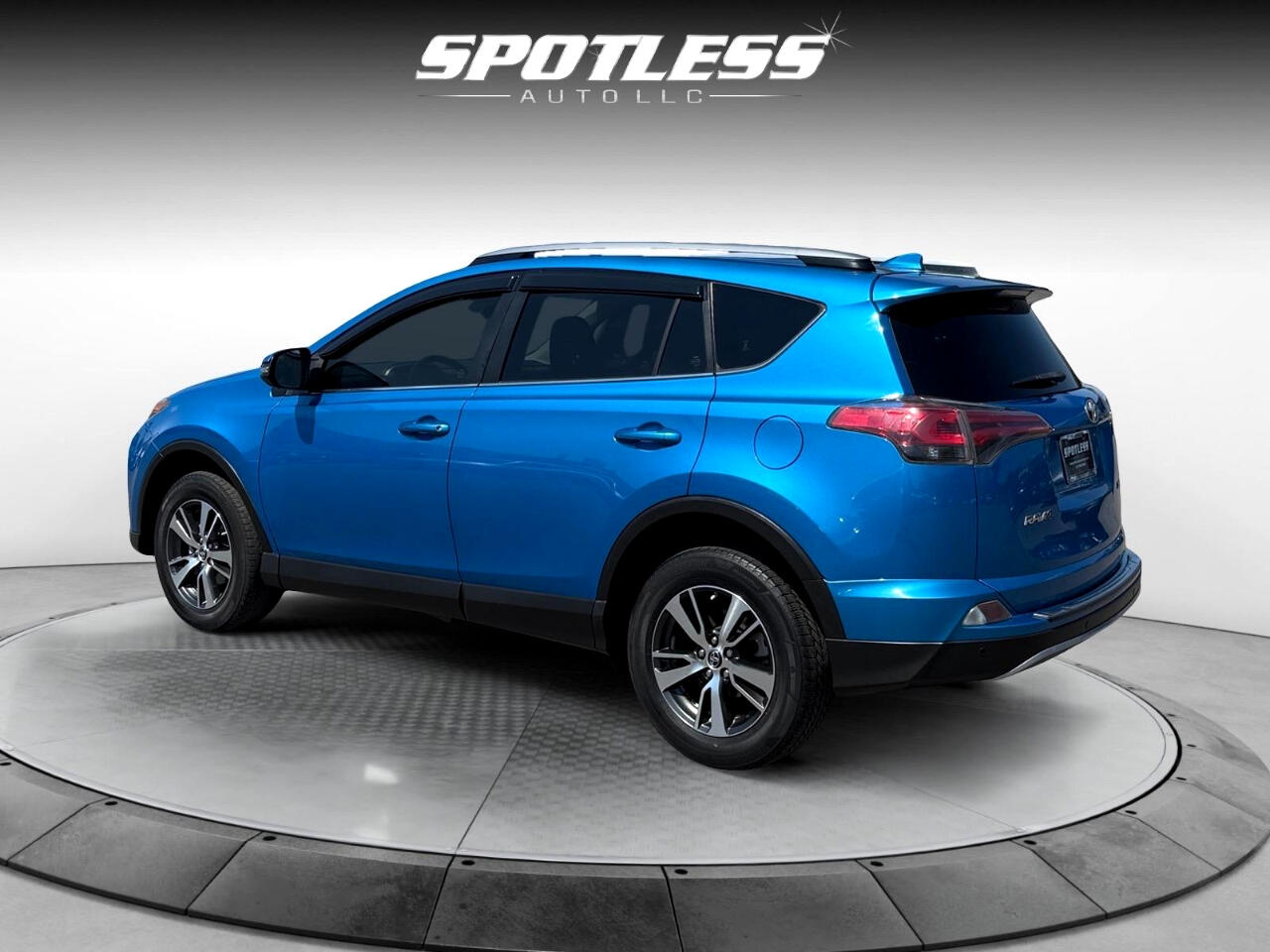 2018 Toyota RAV4 XLE photo 3