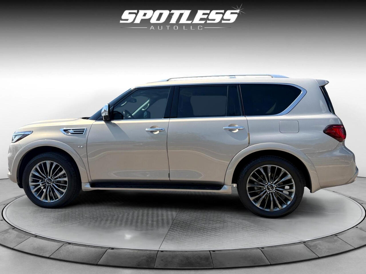 2019 Infiniti QX80 Luxe photo 2