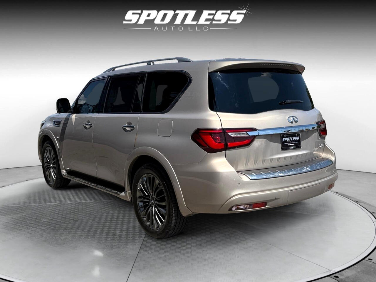2019 Infiniti QX80 Luxe photo 3