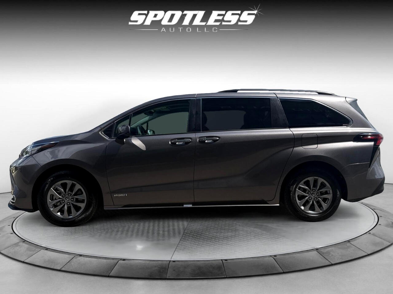 2021 Toyota Sienna XLE photo 2