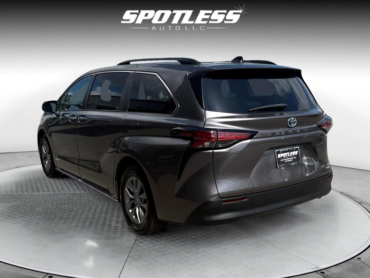 2021 Toyota Sienna XLE photo 3