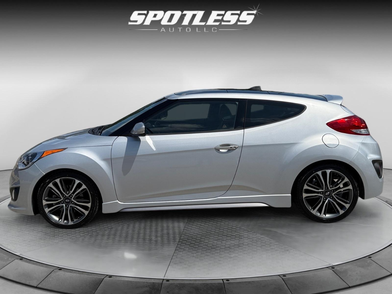 2016 Hyundai Veloster Turbo photo 2
