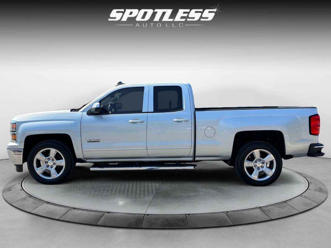2015 Chevrolet Silverado 1500 LT photo 2
