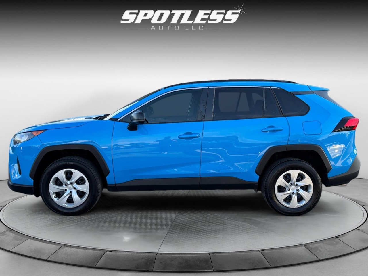 2020 Toyota RAV4 LE photo 2