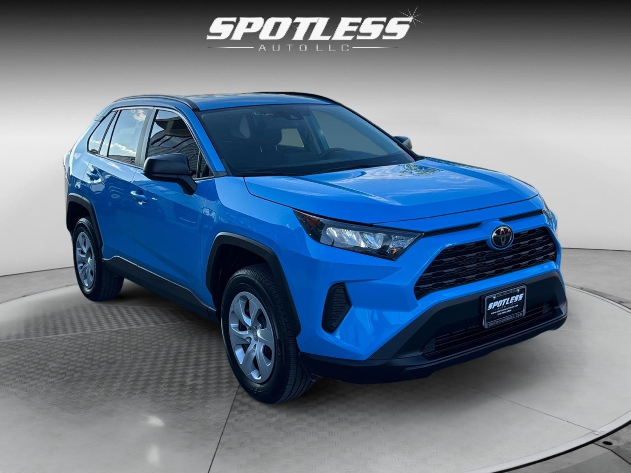 2020 Toyota RAV4 LE photo 6